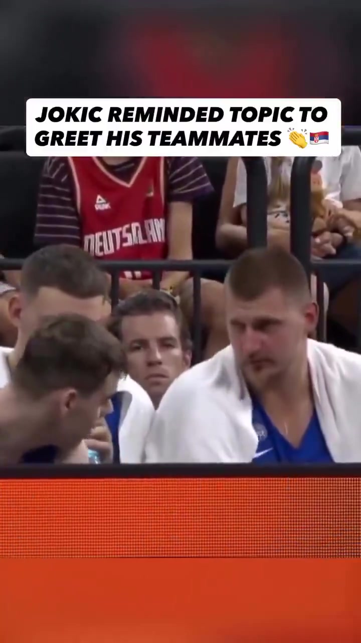 爱游戏数字互动-小将托皮奇被换下后直接坐下 约基奇告诉他要先和队友击掌