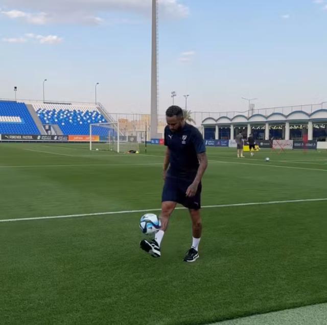 爱游戏运动频道-伤后6个月 内马尔第一次碰球 他离复出不远了？