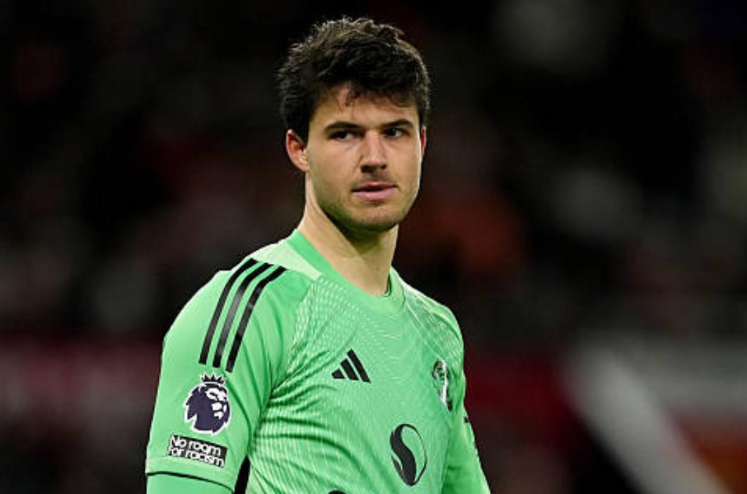 爱游戏新版官网-拉门斯加盟曼联后前16场比赛丢23球，奥纳纳同期丢了26球