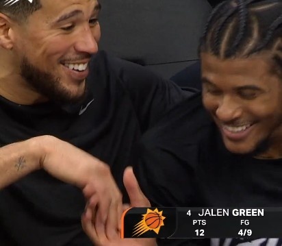 爱游戏升级体验-终于等到你！布克在板凳席给杰伦·格林捏肩膀 两人有说有笑